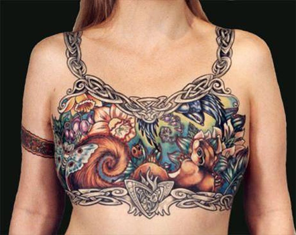 татуировки для груди у женщин фото 40